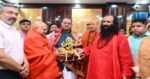 हरिद्वार में जगतगुरु आश्रम के वार्षिकोत्सव समारोह में संतजनों का आर्शीवाद लेते कैबिनेट मंत्री गणेश जोशी
